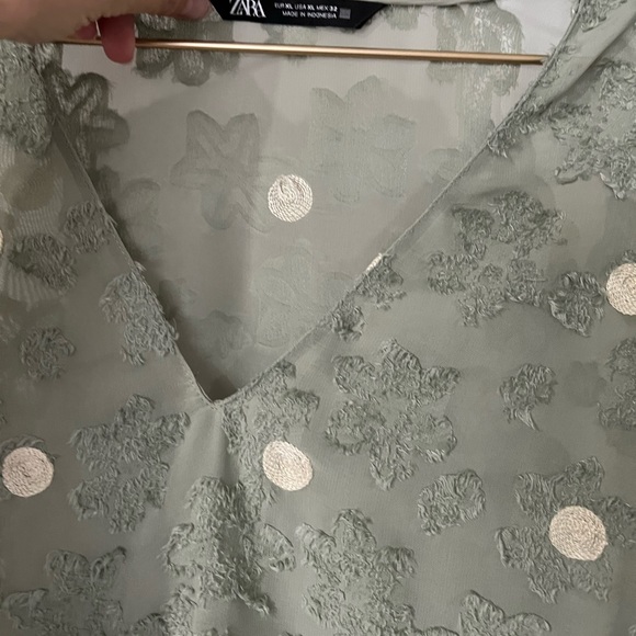 Sage green with flower print blouse, detailed sleeves, size xl, never worn new - Picture 5 of 5